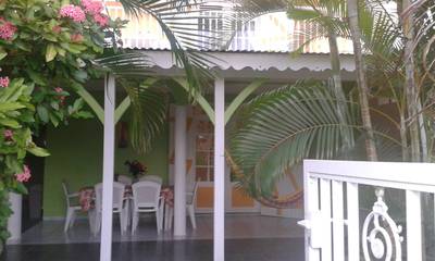 Gîte pour 6 personnes, avec terrasse ainsi que jardin et piscine en Guadeloupe