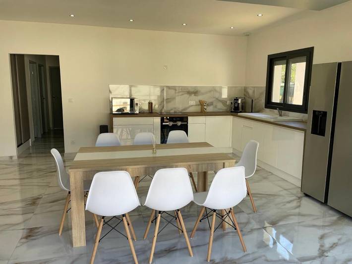 Location de vacances pour 8 personnes, avec jardin ainsi que terrasse et vue à Saint-Julien-les-Rosiers - 3