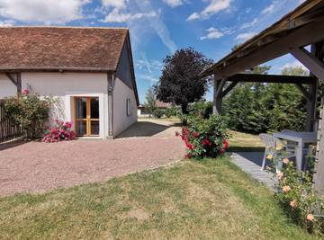 Gîte pour 4 personnes, avec terrasse et jardin à Chémery