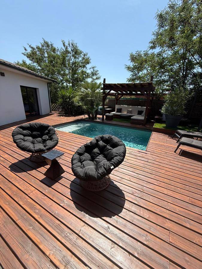 Location de vacances pour 6 personnes, avec vue ainsi que piscine et terrasse à Artigues-près-Bordeaux