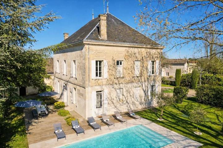 Location de vacances pour 14 personnes, avec Balcon et Terrasse ainsi que Jardin et Piscine dans Saint-Pey-d'Armens