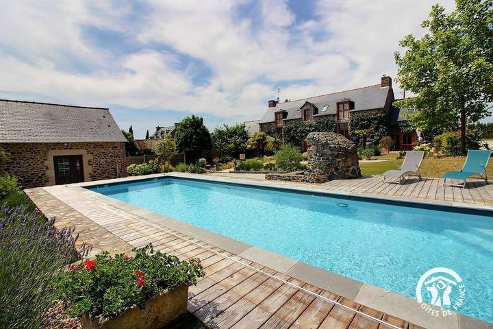 Gîte pour 6 personnes, avec jardin ainsi que piscine et terrasse