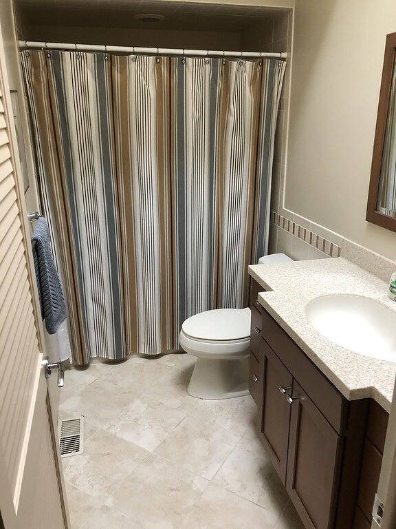 Ein bewaldetes Creekside-Haus in Macatawa macht es einfach, sich zu entspannen und einen Urlaub zu genießen! in Macatawa, Allegan County