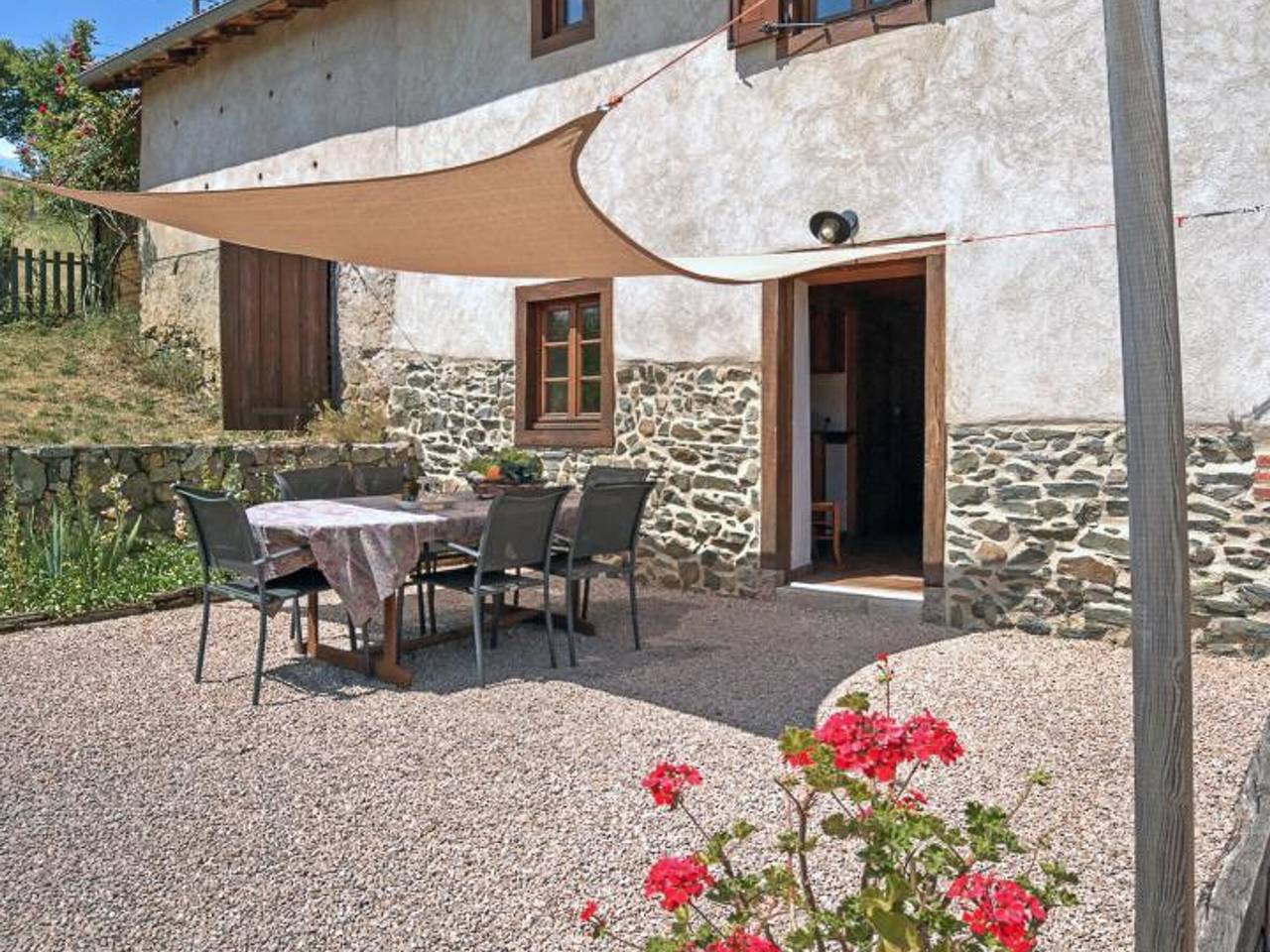 Grange rénovée avec jardin clos, animaux acceptés, proche des Monts du Lyonnais in Virigneux, Montbrison