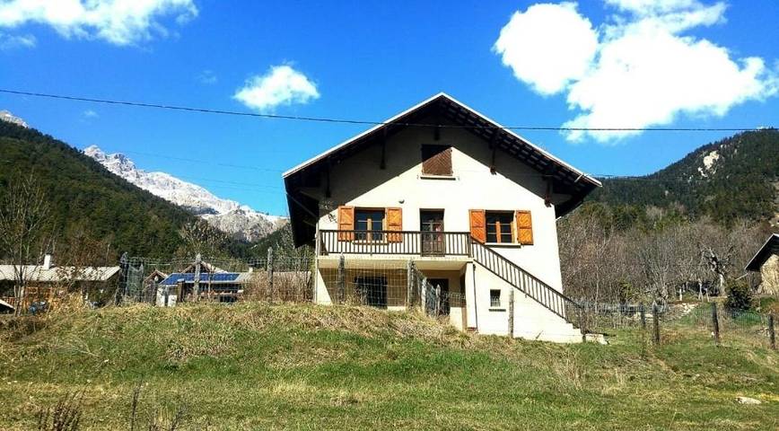Location de vacances pour 9 personnes, avec vue et jardin à Saint-Martin-de-Queyrières - 2