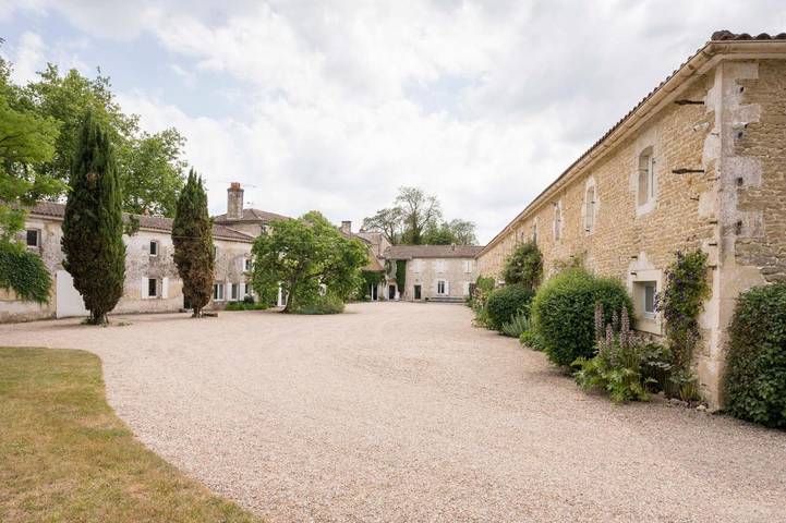 Location de vacances pour 2 personnes, avec Terrasse et Jardin ainsi que Piscine et Vue à Saint-Germain-de-Marencennes