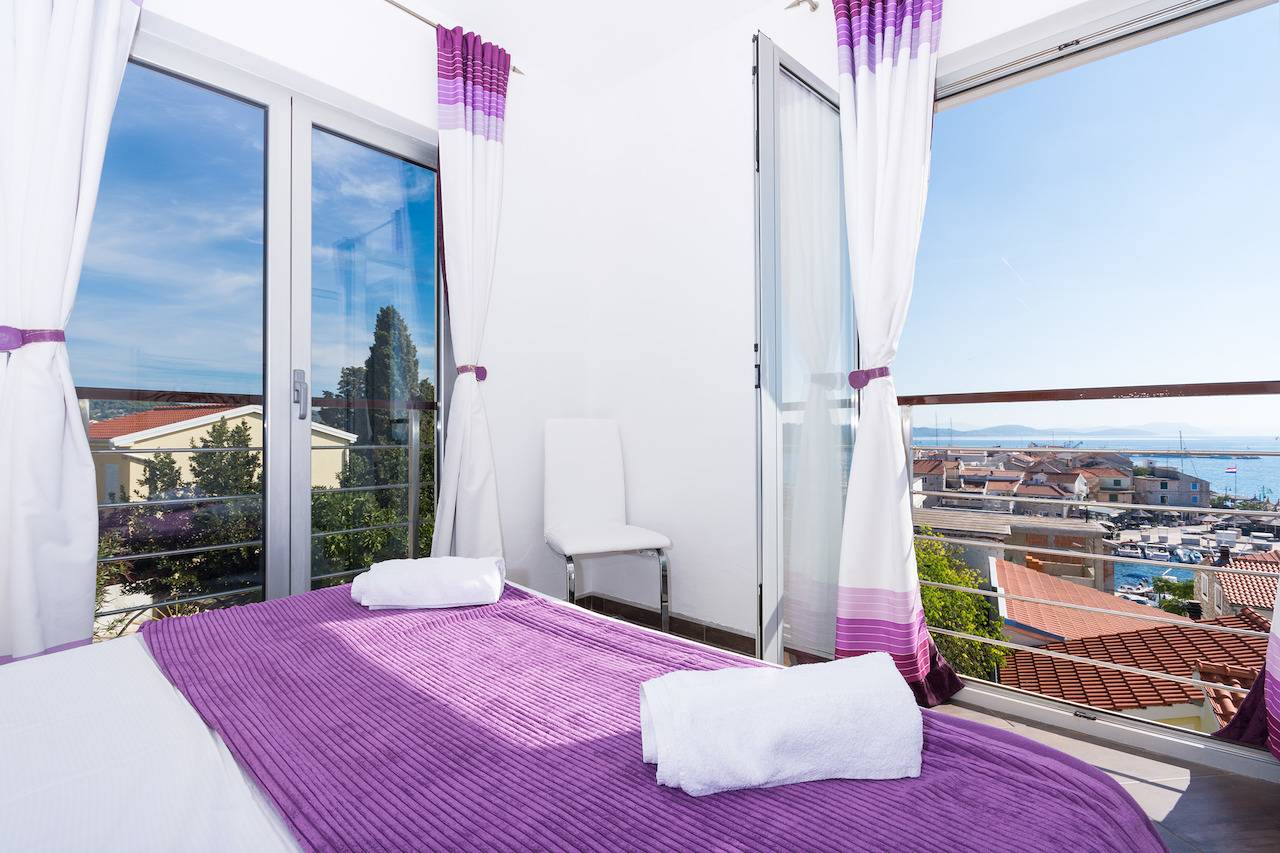 Ganze Wohnung, Amaizing Meerblick in der Mitte und in der Nähe des Strandes in Tribunj, Šibenik-Knin