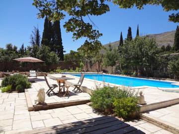 Maison d’hôte pour 3 personnes, avec vue ainsi que jardin et piscine à Tuchan