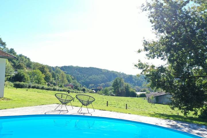 Location de vacances pour 6 personnes, avec Jacuzzi et Terrasse ainsi que Jardin et Piscine dans Sy
