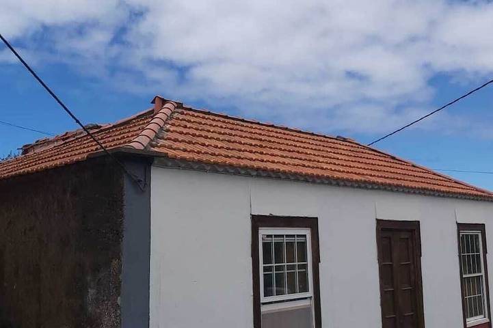 Casa Blanca, con espacio exterior en entorno rural y con todos los servicios in El Pino (La Palma), Puntagorda