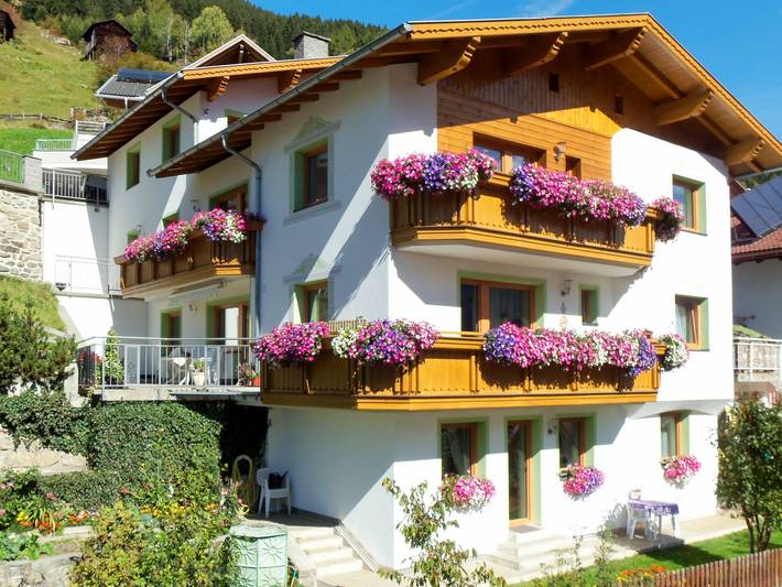 Ferienwohnung für 11 Personen, mit Terrasse und Garten in Kappl