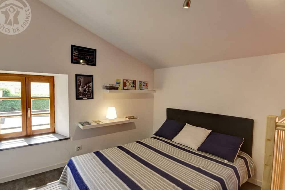 Appartement entier, Charmant gîte en pierres avec terrasse et barbecue, idéal pour 4 pers., animaux admis in La Chapelle-en-Lafaye, Montbrison