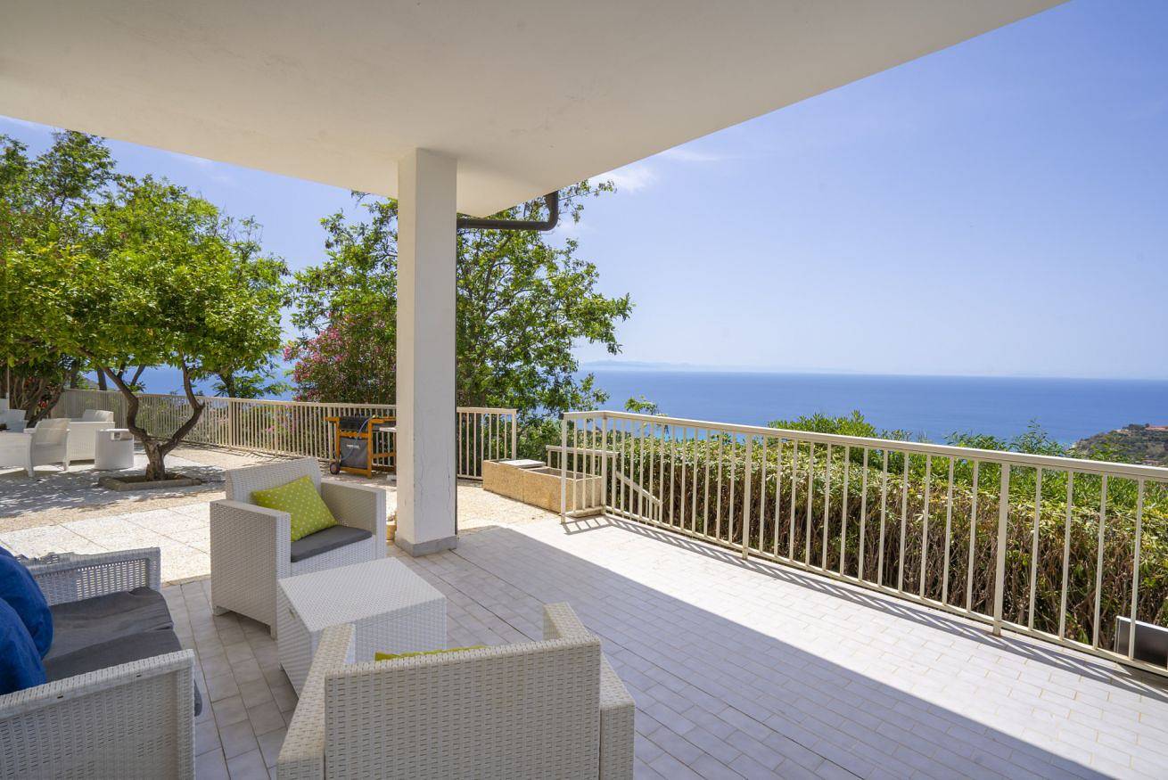 Ganze Wohnung, Villa Gisa, Große Villa für 16 Personen mit privatem Pool und Meerblick in Santa Maria (Vibo Valentia), Vibo Valentia Provinz