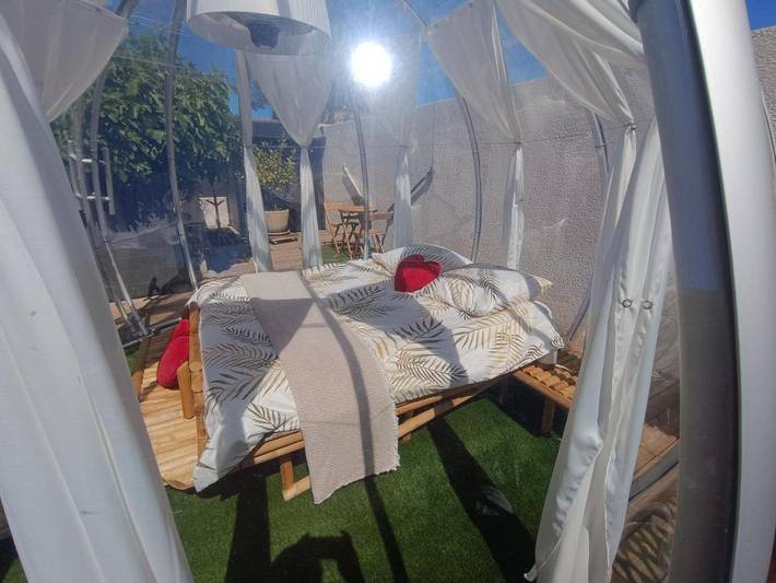 Tente pour 2 personnes, avec piscine ainsi que jacuzzi et jardin dans les Bouches-du-Rhône