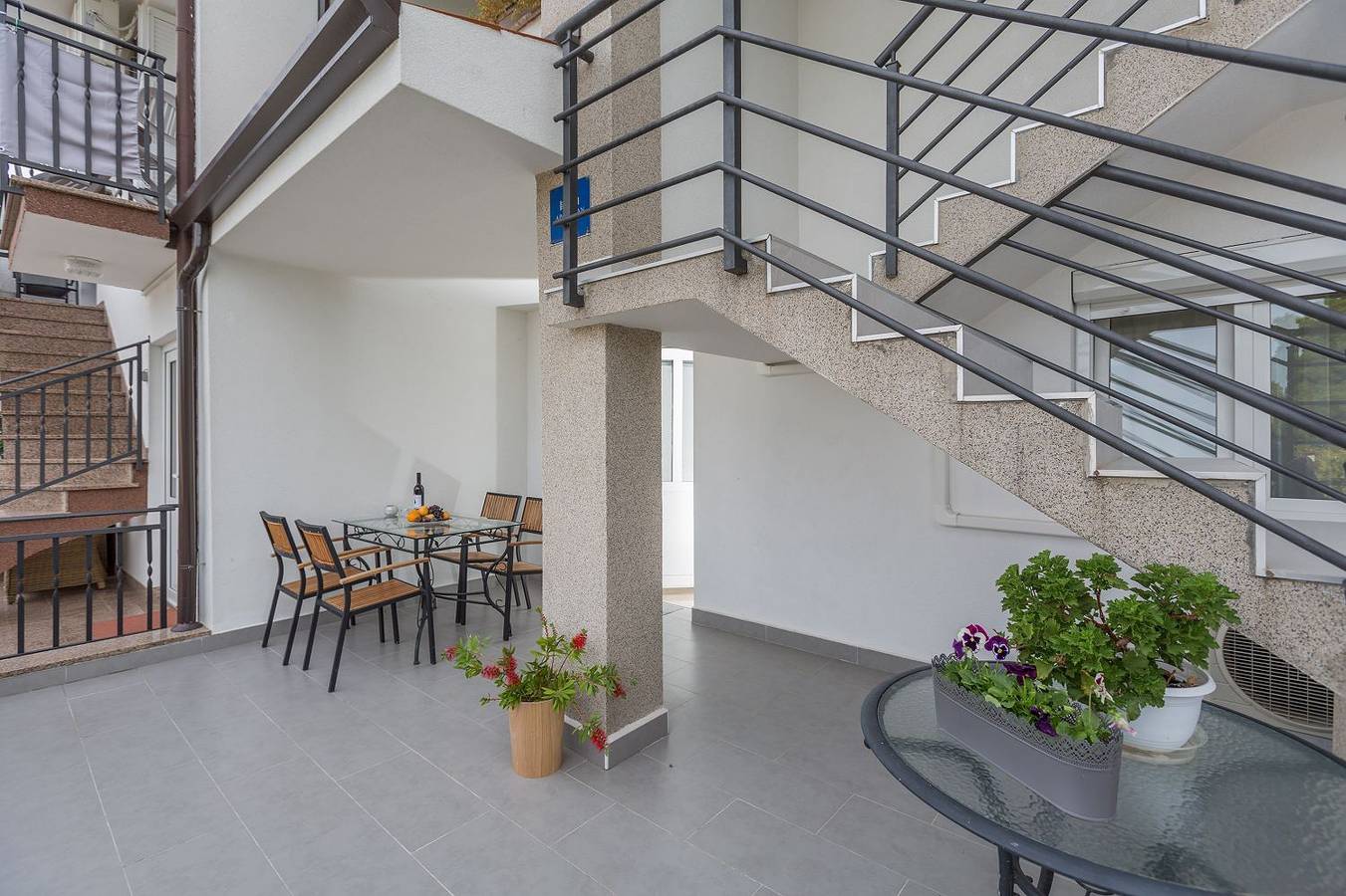 Ganze Wohnung, Idyllisches Apartment nur 600 Meter zum Strand mit privater Terrasse, Wifi, Parkplatz in Poreč, Grad Poreč