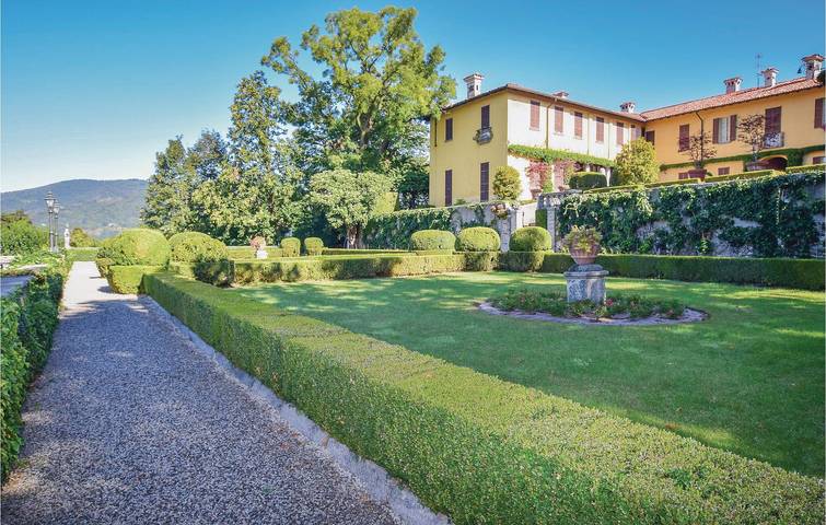 Apartamento vacacional entero, Alquiler de 400m2 con piscina, terraza e Internet a 800m de Calco in Calco (Italia), Brianza