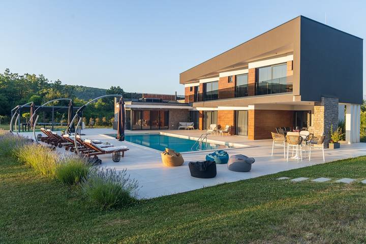 Villa Nella Foresta mit privatem 66 m2 großem beheiztem Pool, Whirlpool, Tennisplatz, Fitnessraum, Billard, 4 Schlafzimmern mit Bad in Sinj, Dalmatinisches Zagora