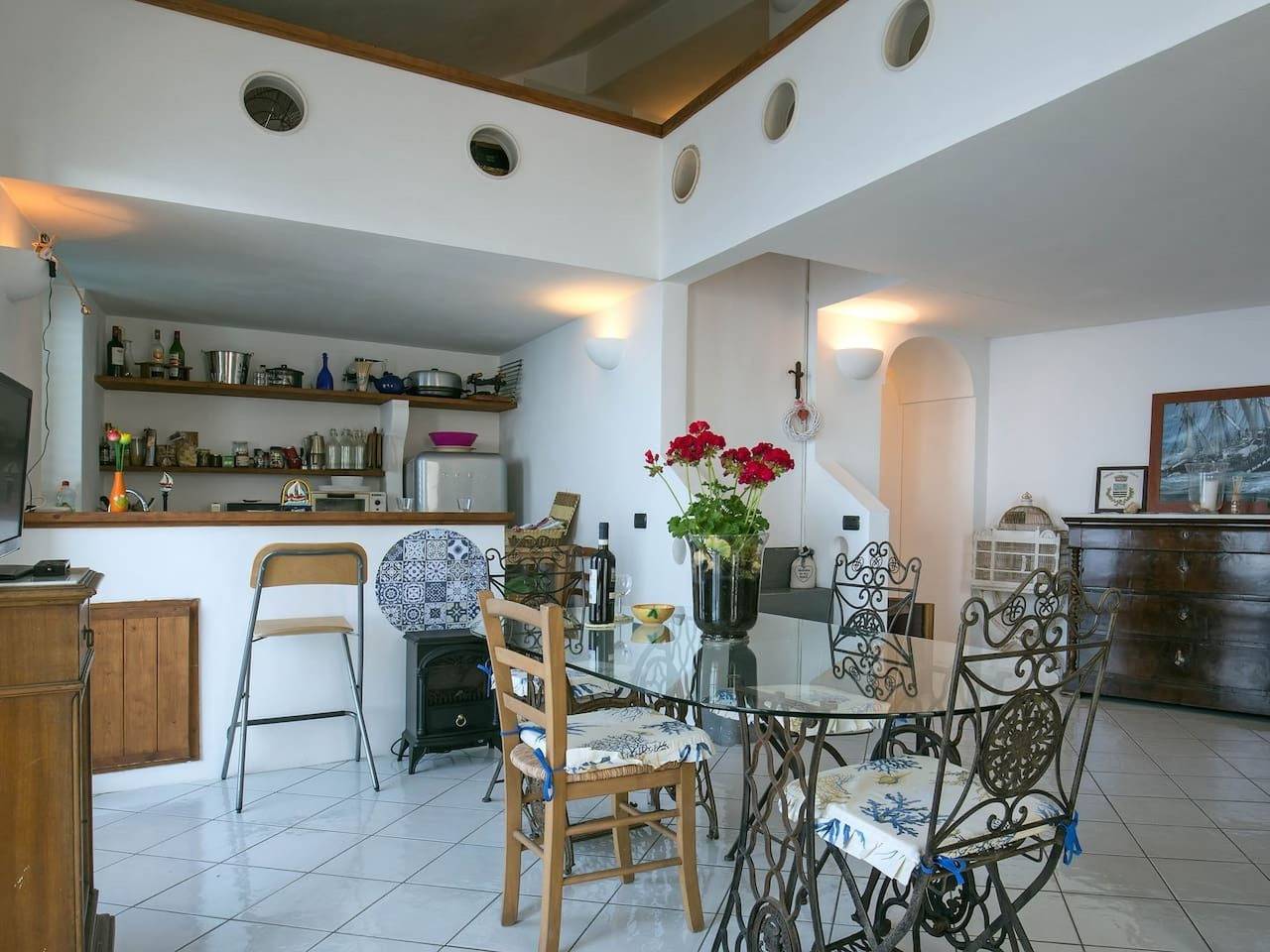 Villa auf einer natürlichen Klippe mit Blick auf das Meer, nur wenige Schritte in Furore, Amalfiküste