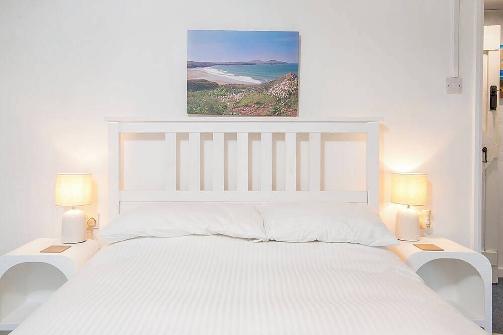 1 Caerau Isaf, Holiday Cottage Aberfelin Bay, Sleeps 4, 2 bedrooms,  bathrooms in Trefin, Pembrokeshire