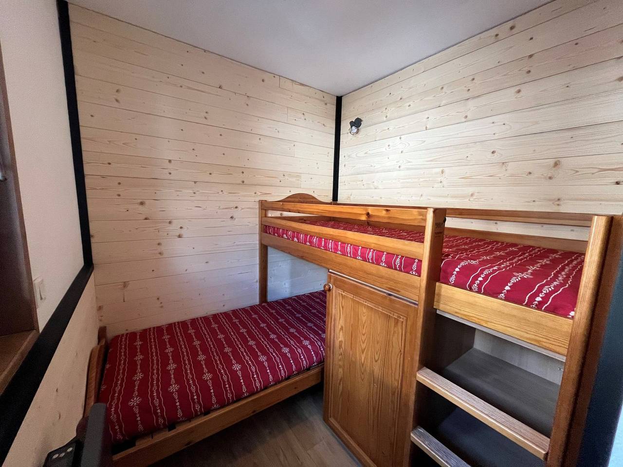 Ganze Wohnung, Geräumige 6-Personen-Wohnung an der Piste mit Parkplatz & Wlan in Lanslebourg-Mont-Cenis, Region Saint-Jean-de-Maurienne