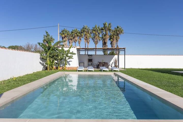 Casa vacanze 'Chalet La Barrosa' con piscina privata, Wi-Fi e aria condizionata in Playa La Barrosa, Chiclana de la Frontera