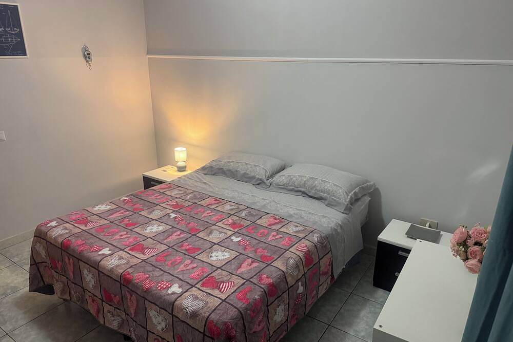 Entire apartment, Cozy apartment near the airport, with pets allowed in Fiumicino, Rome Province