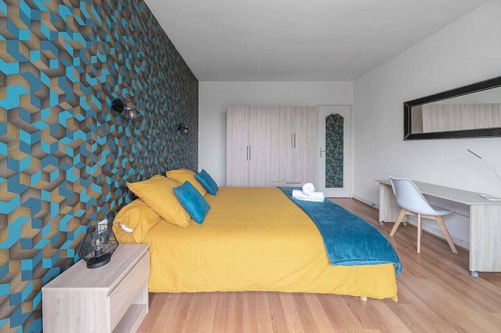 Entire apartment, Grand appartement climatisé, 3 chambres, terrasse in Vichy, Vichy region