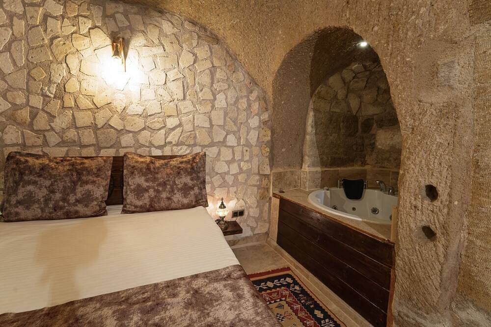 Romantic Cave Room with Jacuzzi, Terrace & Balloon View in Uçhisar, Nevşehir