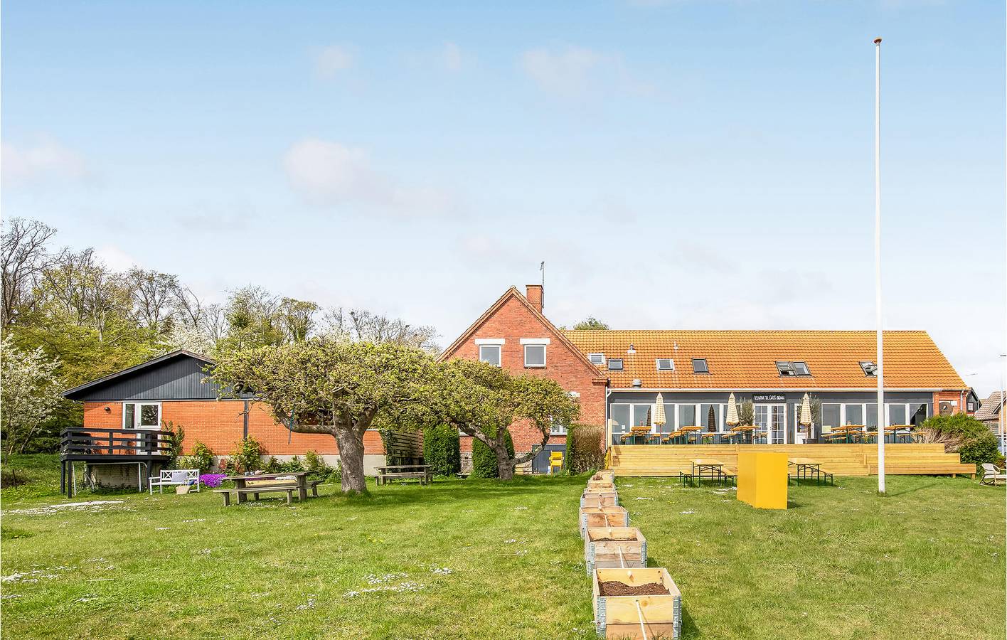 Hel ferielejlighed, Ferielejlighed for 6 personer med terrasse in Svaneke, Bornholm