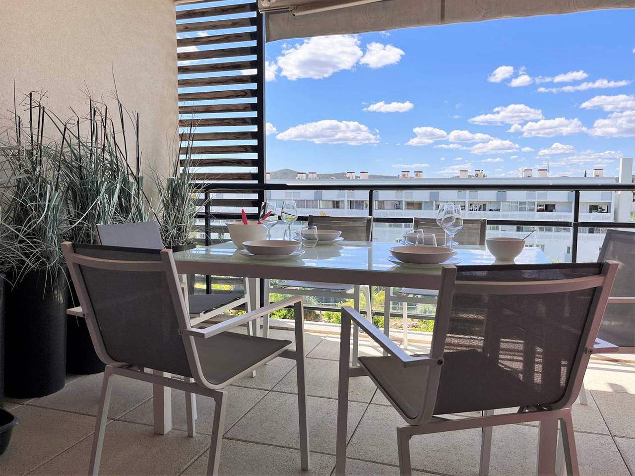 Appartement entier, Charmant T2 climatisé avec grande terrasse, piscine et parking privatif, proche plage et commerces. in Le Lavandou, Parc national de Port-Cros