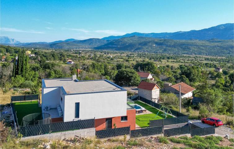 Ferienhaus für 8 Personen, mit Pool und Terrasse