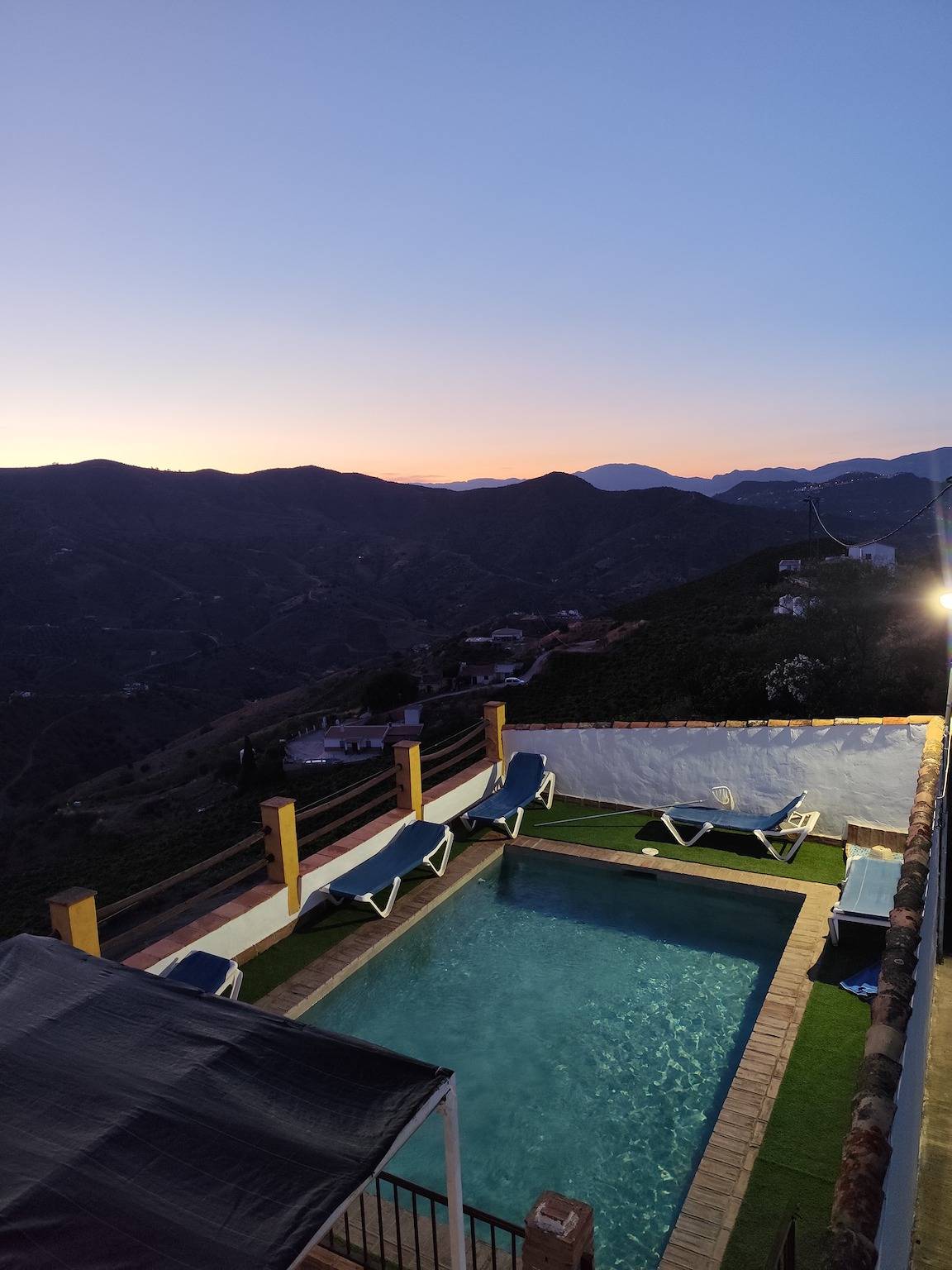 Casa en montañas tranquilas con piscina, terraza, balcón y Wi-Fi; aparcamiento disponible in El Borge, Costa del Sol