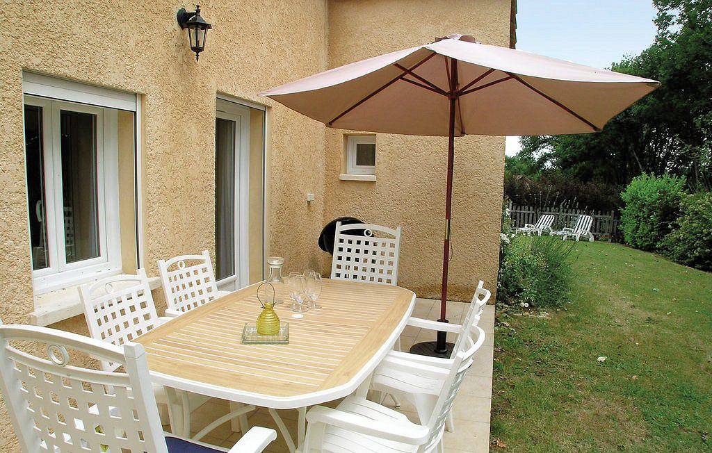 Gîte Les Cyprès - Domaine du Roc in Saint-Julien-de-Crempse, Périgord Pourpre