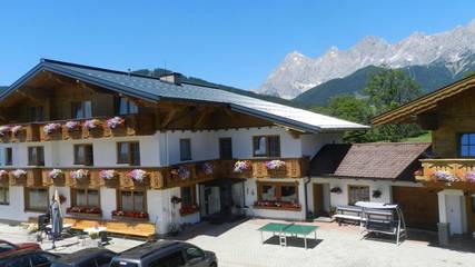 Hütte für 3 Personen, mit Balkon und Garten, kinderfreundlich in Dachstein