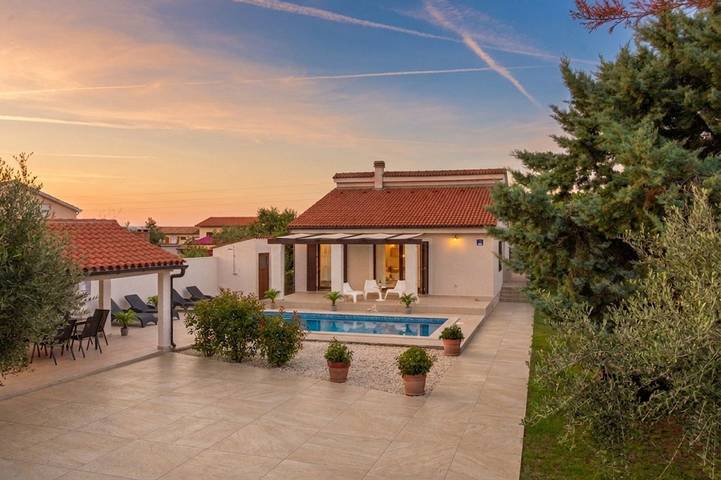 Villa für 4 Personen, mit Balkon/Terrasse und Terrasse sowie Garten und Pool in Kroatien