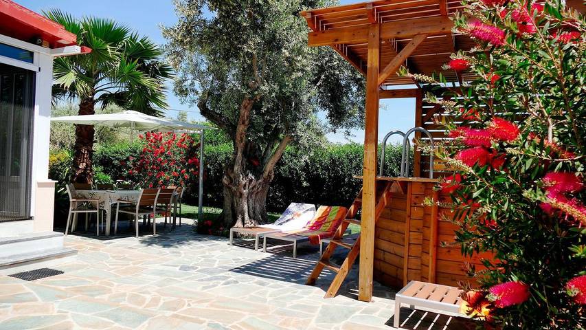 Ferienhaus für 8 Personen, mit Garten und Whirlpool sowie Terrasse und Pool in Griechenland