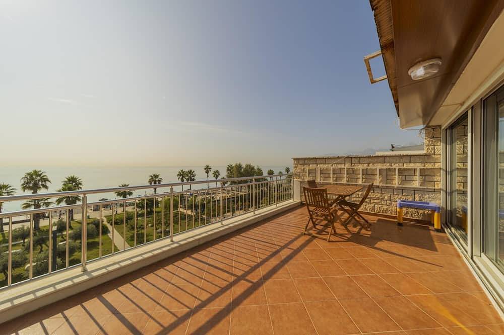 Ganze Wohnung, Flat with Terrace next to Konyaalti Beach in Antalya, Provinz Antalya