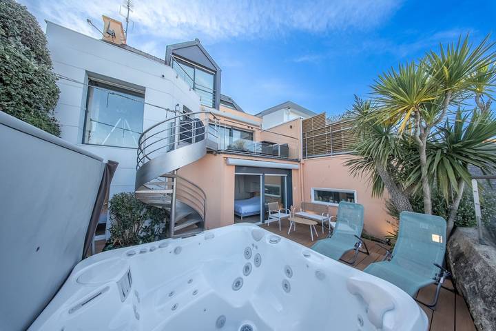 Location de vacances pour 6 personnes, avec balcon et jacuzzi, adapté aux familles dans Plage Toulhars - 2
