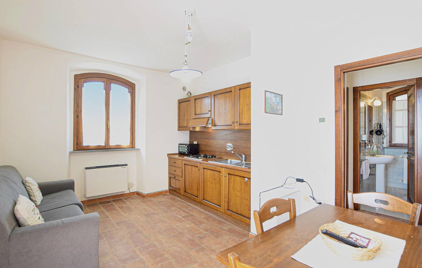 Appartamento intero, Appartamento moderno con aria condizionata, parcheggio, cucina, piscina e WiFi in Gubbio, Umbria
