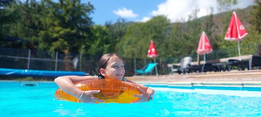 Camping pour 5 personnes, avec piscine ainsi que vue et jardin, animaux acceptés