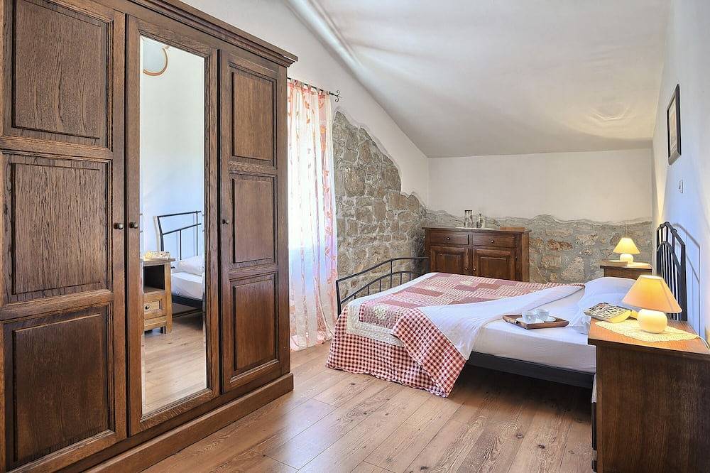 Vakantiehuis Mara in steen, vlakbij de zee in een rustig vakantieoord, met een bubbelbad in de buitenlucht in Marčana, Zuidkust Istrië