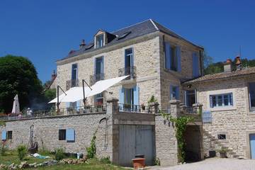 Location de vacances pour 15 personnes, avec jardin et balcon dans vallée de l'Ouche
