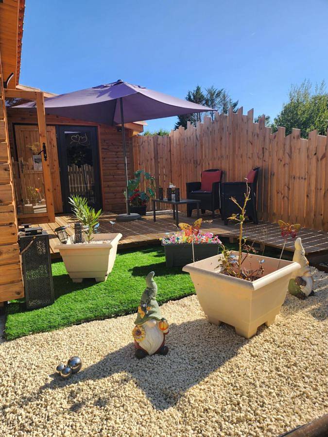 Chalet pour 2 personnes, avec jacuzzi ainsi que jardin et terrasse