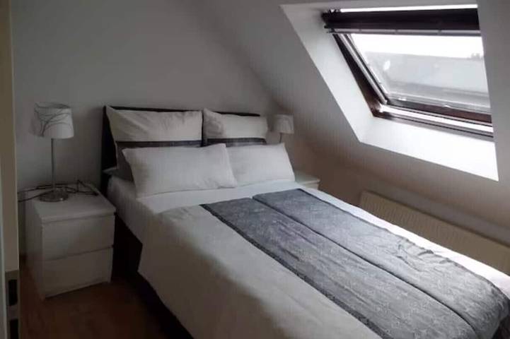 Ganze Wohnung, Lichtdurchflutetes Dachstudio Köln | S11 direkt zu Hbf & Messe/Deutz in Mülheim Köln, Köln
