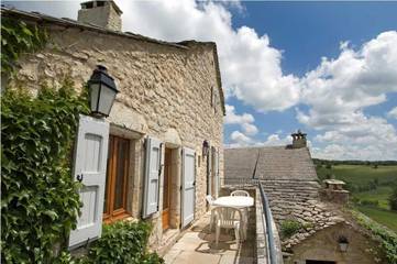 Gîte pour 6 personnes, avec terrasse à Saint-Georges-de-Lévéjac