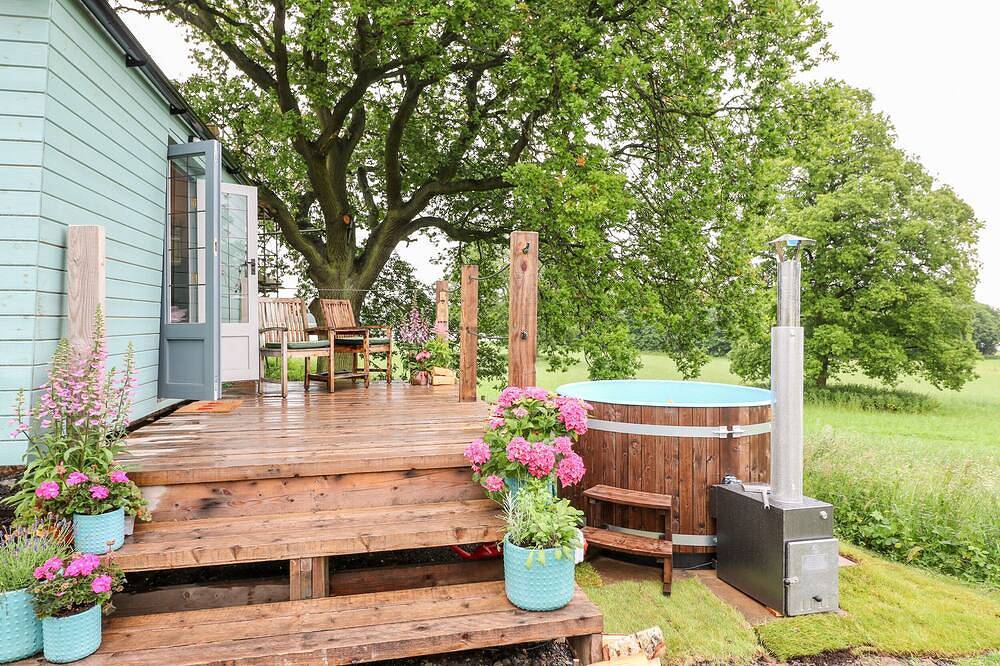 The Lazy Mare By The Water, romantic, with hot tub in Abbots Bromley in Staffordshire