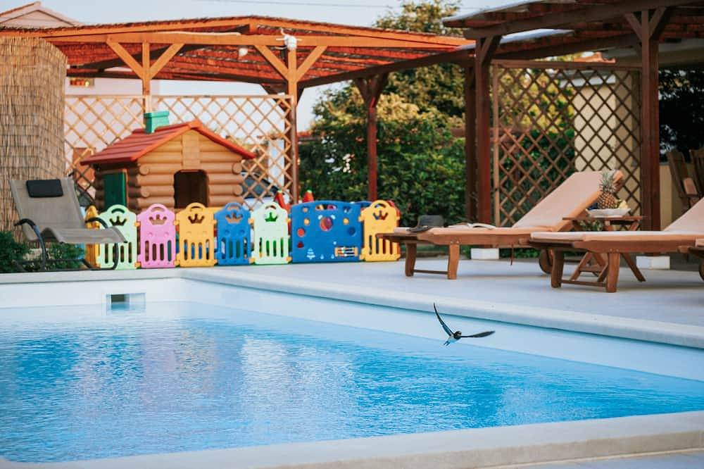Kuća blizu Pule, grijani bazen, slana voda, jacuzzi, idealno za djecu, Ev punjač in Rogovići, Marčana