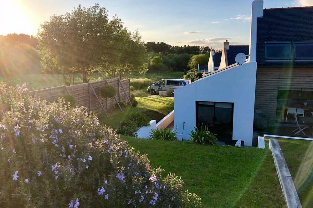Casa de arquitecto tranquila con amplia terraza y jardín a 5 minutos de la playa. in Locmaria, Côte des Mégalithes
