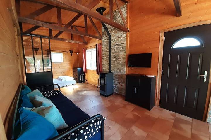 Chalet pour 6 personnes, avec terrasse ainsi que jardin et jacuzzi, animaux acceptés dans l' Ain - 2