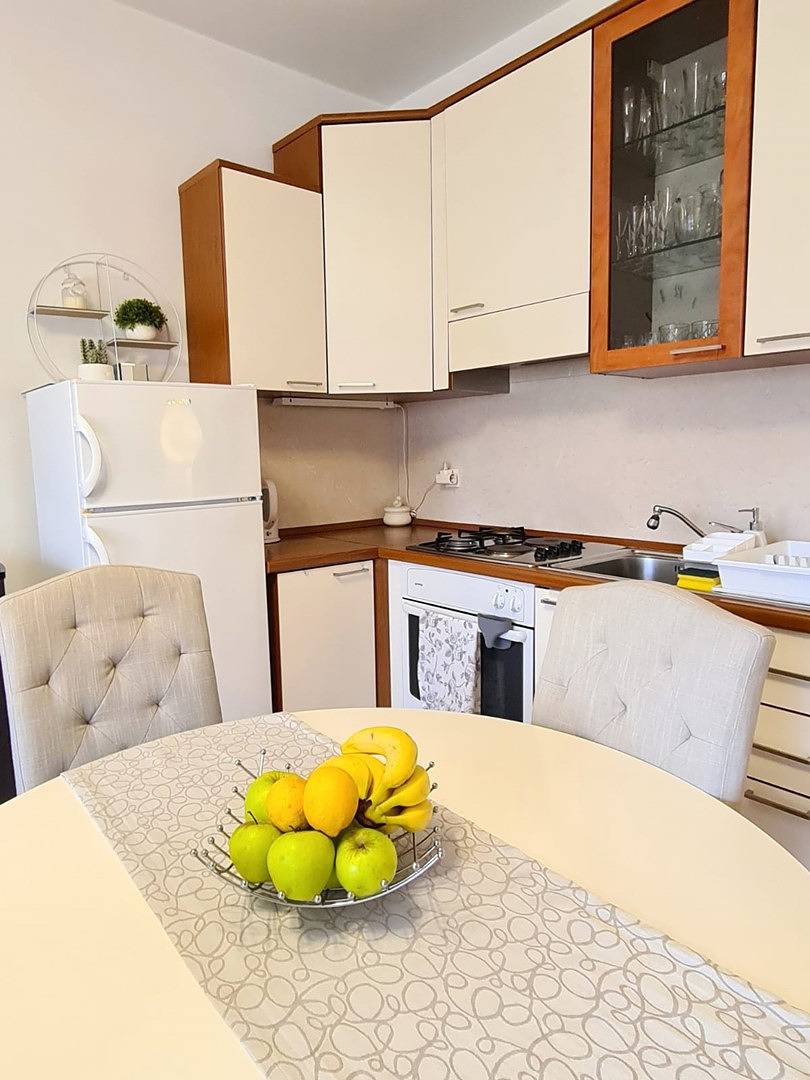 Ganze Wohnung, Nicely decorated apartment Neda by the sea in Pakostane, Zadar